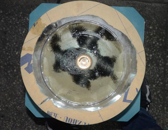 將不銹鋼針放進槽內 將不銹鋼針放進槽內